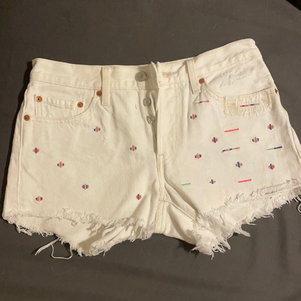 White embroidered Levi’s shorts. Size 26.